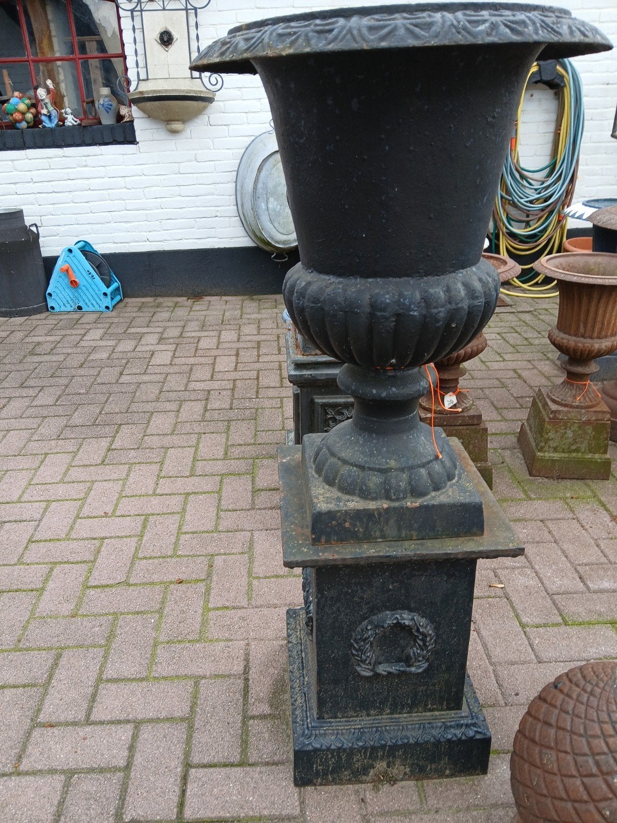 gietijzeren vaas op sokkel, Tuin en Terras, Ophalen