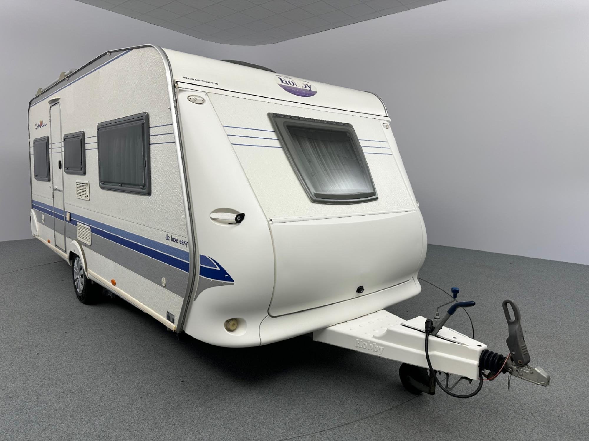 Hobby De Luxe 495 UK Mover Voortent Stapelbed 5 persoons, Caravans en Kamperen, Caravans, Serviceluik, Rondzit, Bedrijf, 4 tot 5 meter