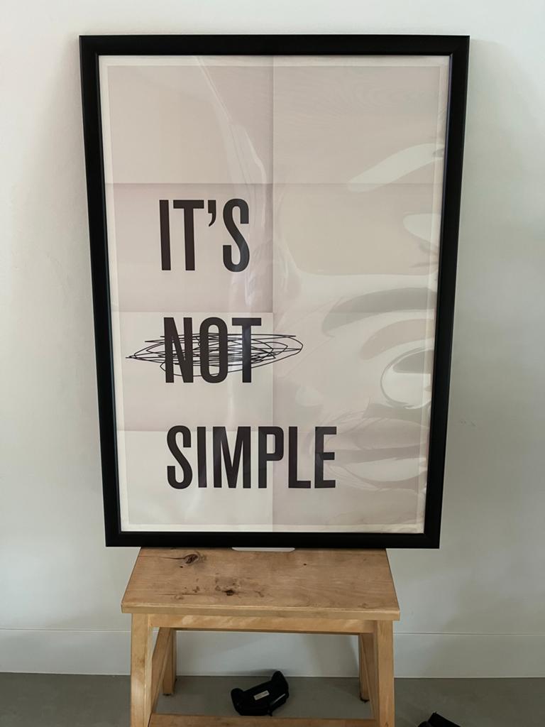 Ingelijste poster "IT'S NOT SIMPLE" - 50x70 cm, Gebruikt, 50 tot 75 cm, Ophalen of Verzenden, Foto of Poster