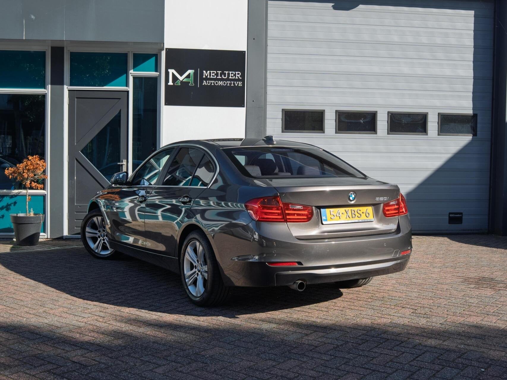 BMW 320i Upgrade Edition|Leder|Aut.|Sportstoelen|Stoelv.|Xen, Auto's, Automaat, Euro 5, Achterwielaandrijving, Gebruikt