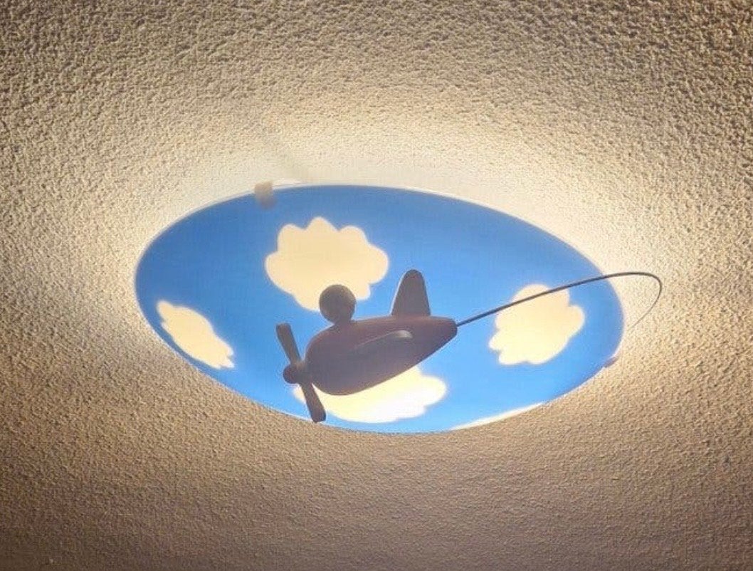Vrolijke kinderlamp - blauwe lucht met wolken en vliegtuigje, Blauw, Kunststof, Gebruikt, Ophalen of Verzenden