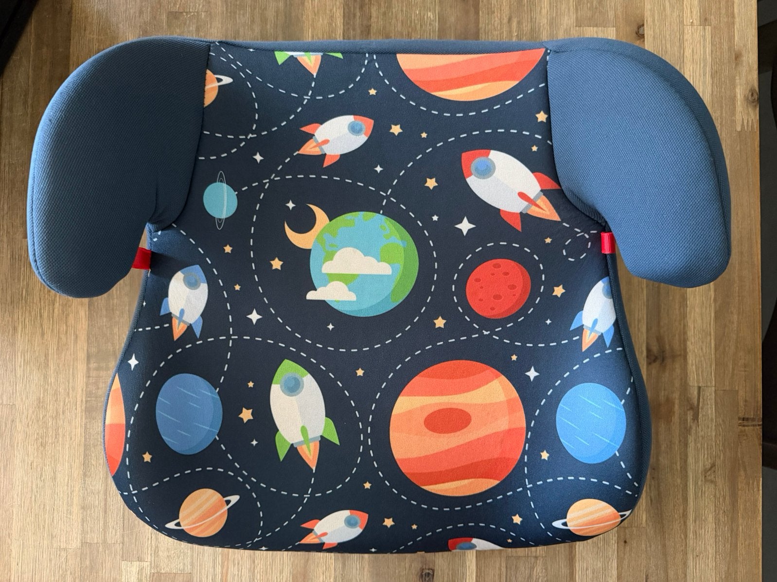 Zitverhoger met raketten-planetenprint, Autogordel, 15 t/m 36 kg, Zo goed als nieuw, Ophalen