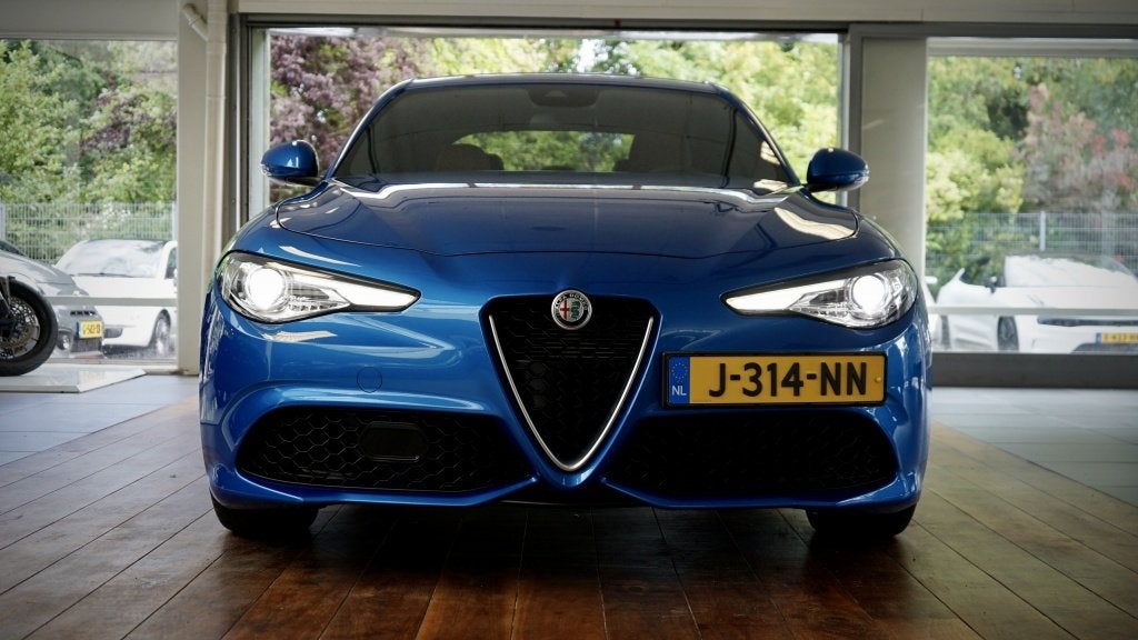 Alfa Romeo Giulia 2.0T Super | Veloce pack | Carplay | 19 in, Euro 6, 4 cilinders, Blauw, 1600 kg