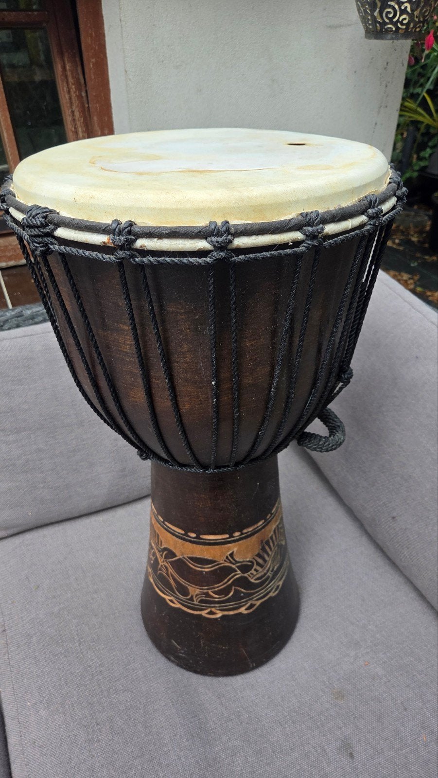 Mooie handgemaakte djembe met houtsnijwerk, Muziek en Instrumenten, Drumstellen en Slagwerk, Ophalen of Verzenden, Gebruikt, Overige merken