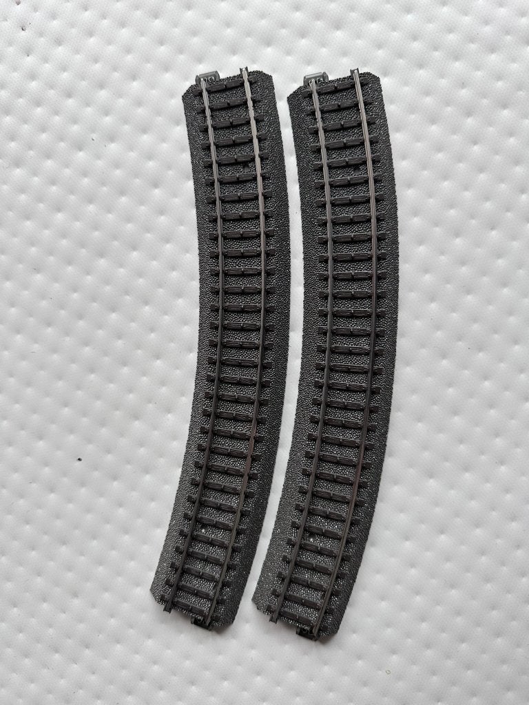 2x bocht rails Märklin R2 C-rails, Gelijkstroom, Rails, Ophalen of Verzenden, Zo goed als nieuw