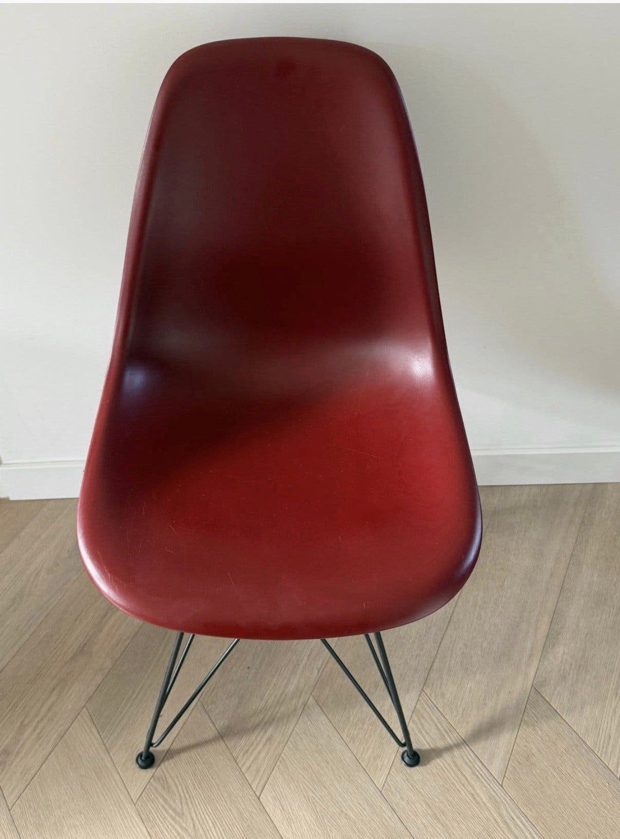 Prachtige Vitra Eames design stoel mooie bordeaux rode kleur, Huis en Inrichting, Ophalen, Zo goed als nieuw, Rood, Eén