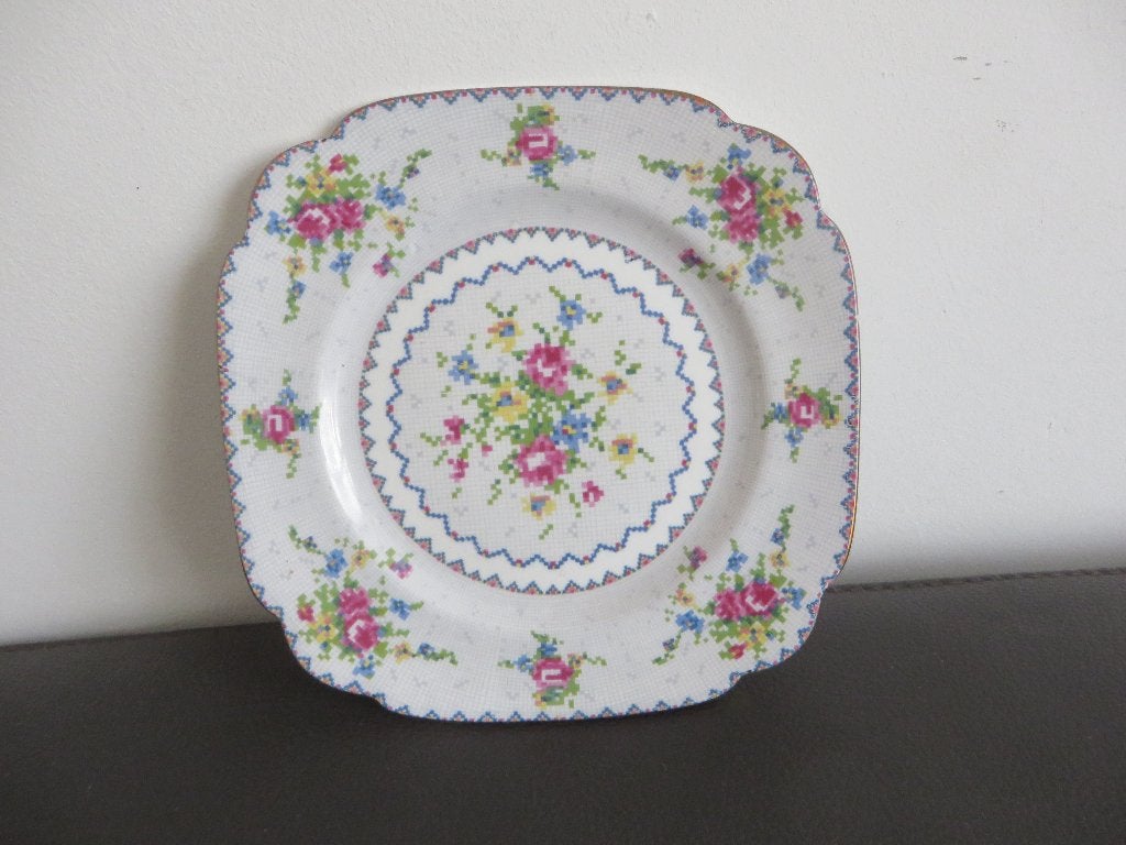 Royal Albert Engels bone china schaal, decor Petit Point, Ophalen of Verzenden, Zo goed als nieuw, Porselein, Bord of Schaal