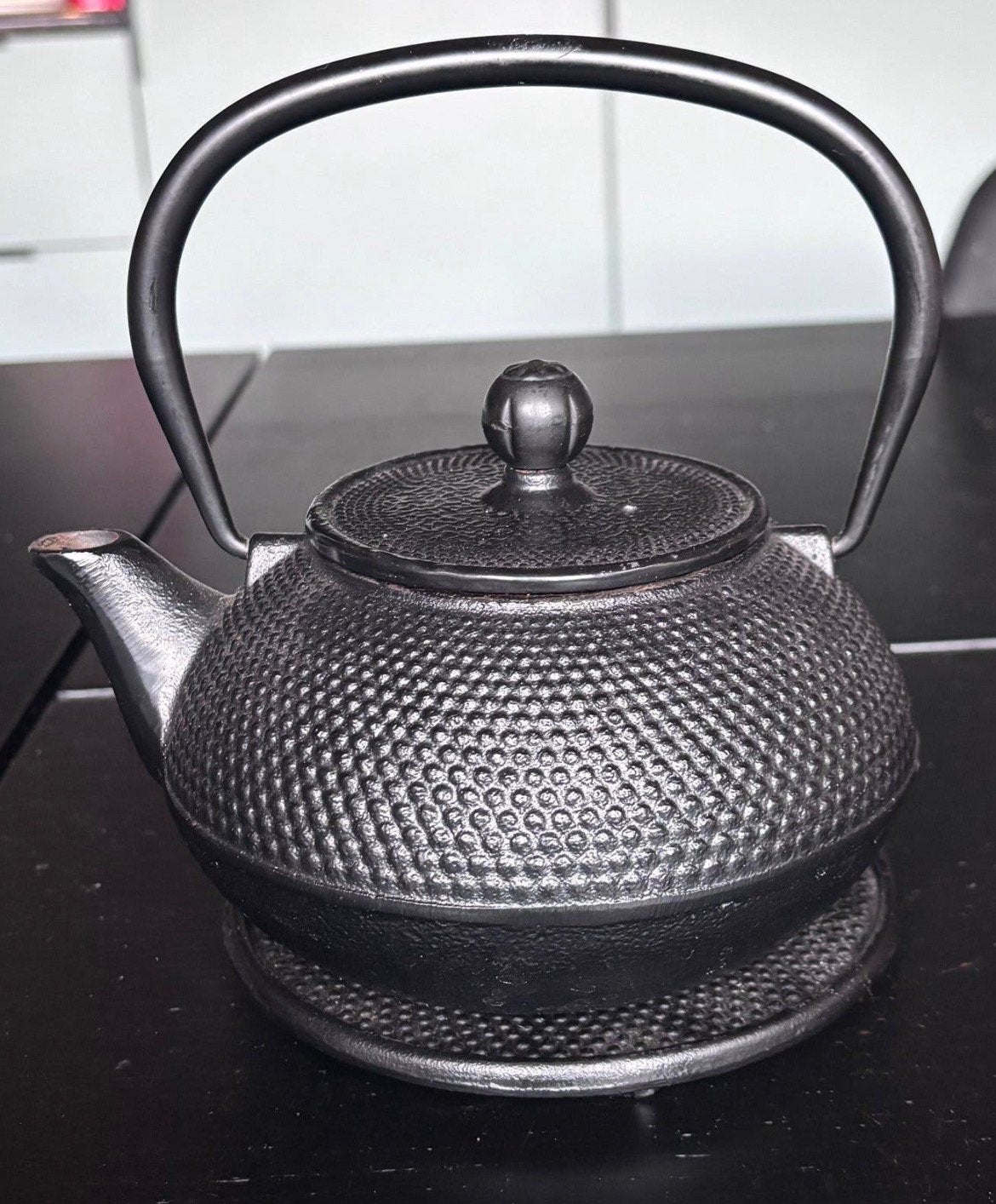 Gietijzeren theepot met theezeef en onderzetter, Ophalen of Verzenden, Zo goed als nieuw, Gietijzer, Overige typen