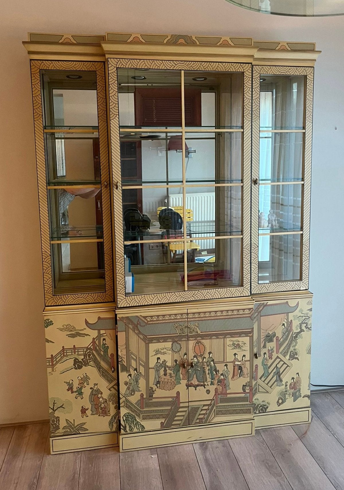 Unieke Chinese vitrinekast met handgeschilderde details, Ophalen