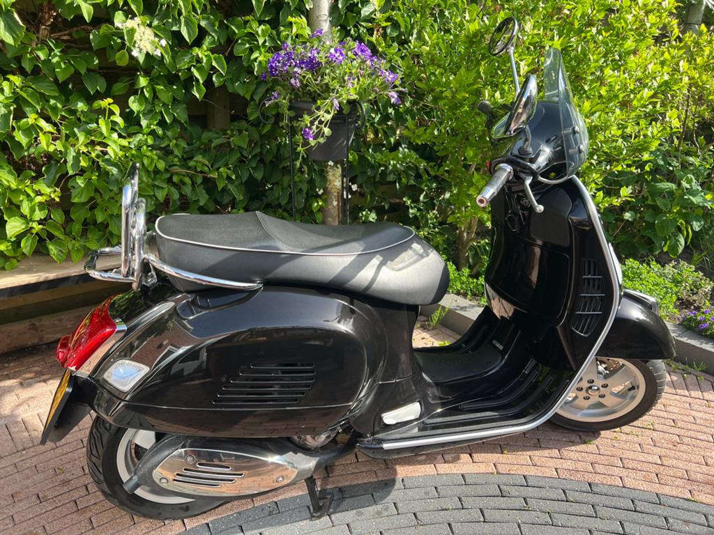 Vespa GTS 250 2016, Ophalen, Zo goed als nieuw, Benzine