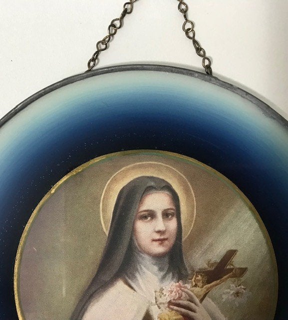 Ronde religieuze hanger met afbeelding Theresia van Liseux, Ophalen of Verzenden, Zo goed als nieuw, Overige typen, Christendom | Katholiek