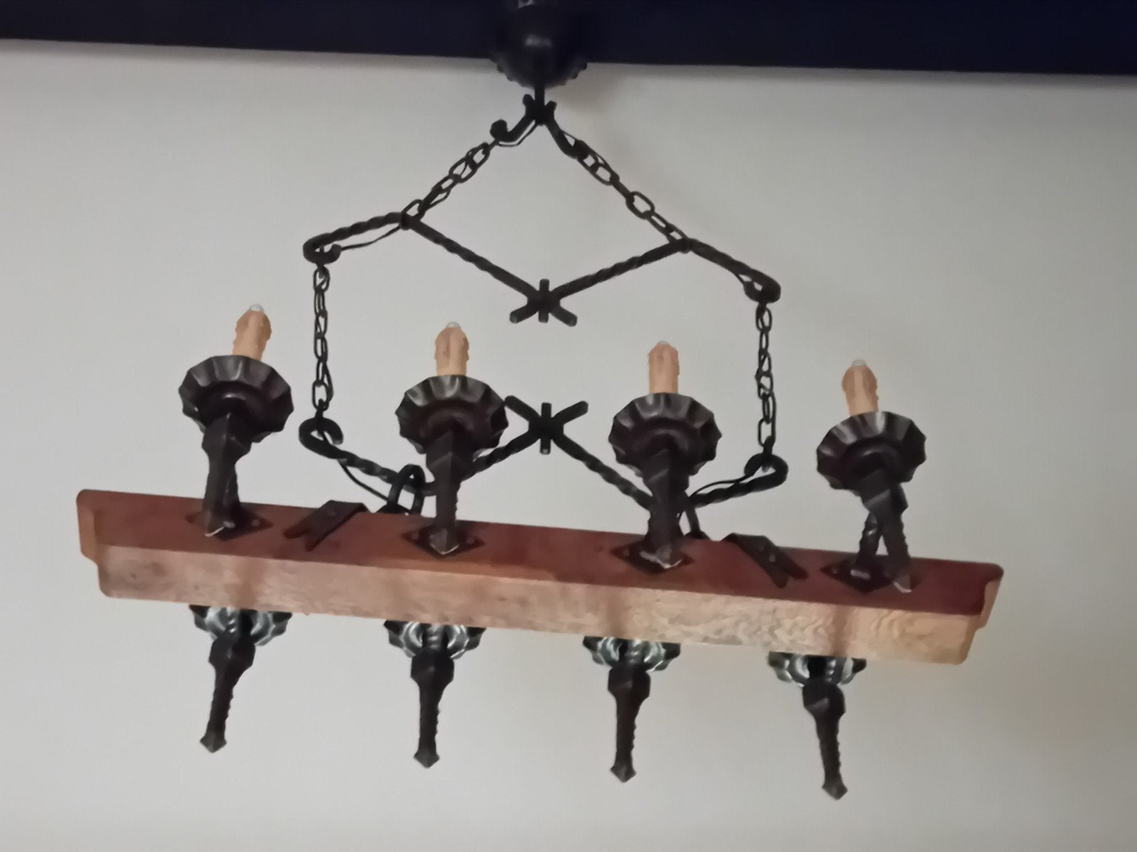 Rustieke houten kroonluchter met smeedijzeren details, Huis en Inrichting, Ophalen, Gebruikt, Rustiek, Landelijk, Smeedijzer, 50 tot 75 cm