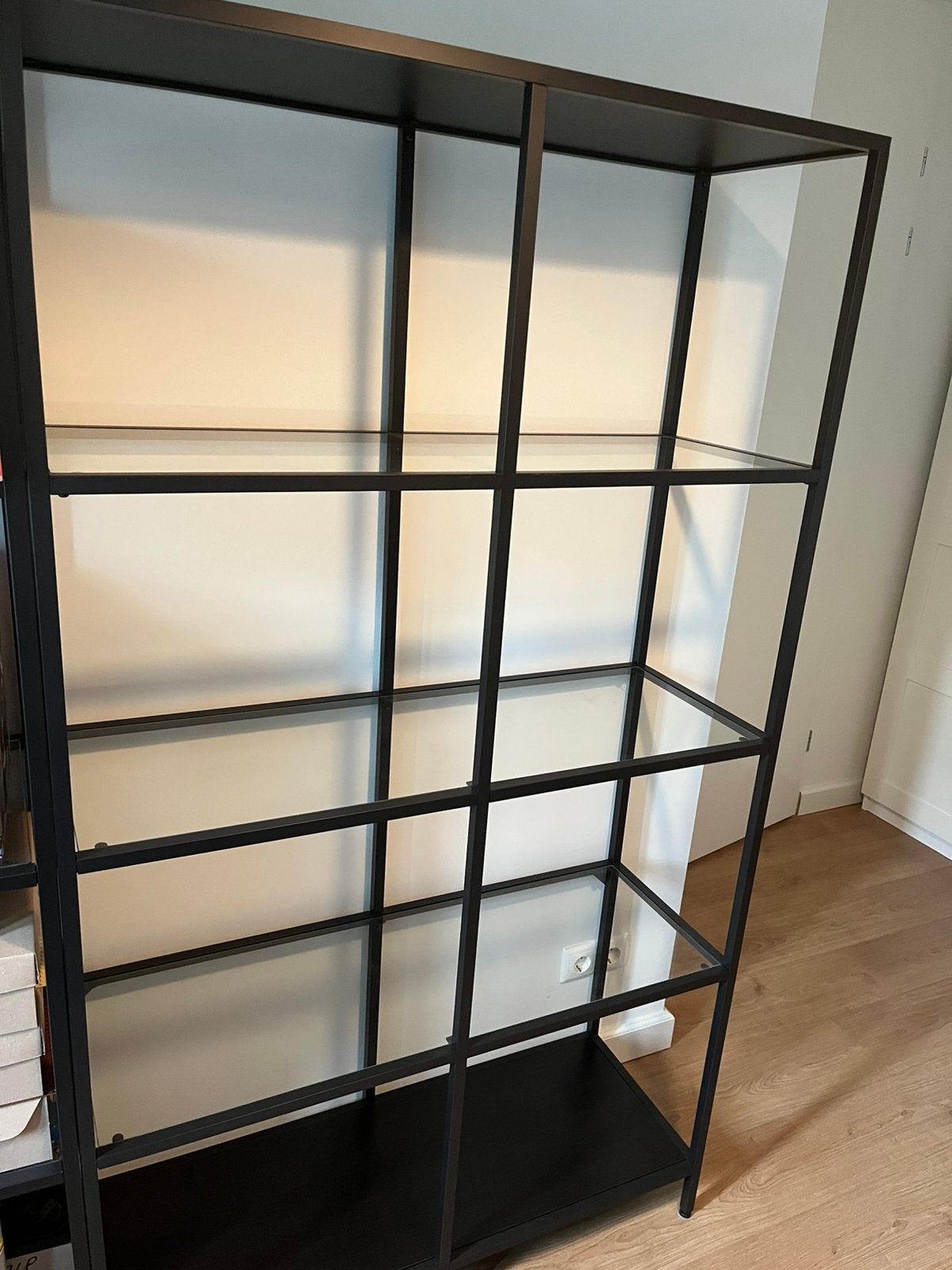 Ikea Vittsjo - stellingkast zwart met glas, Ophalen, Zo goed als nieuw