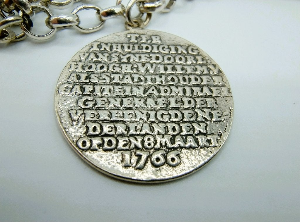Zilveren bedelarmband met 13 bedels, penning uit 1766, 17 cm, Gebruikt, Info@zilverwebsite.nl, Verzenden, Zilverwebsite.nl