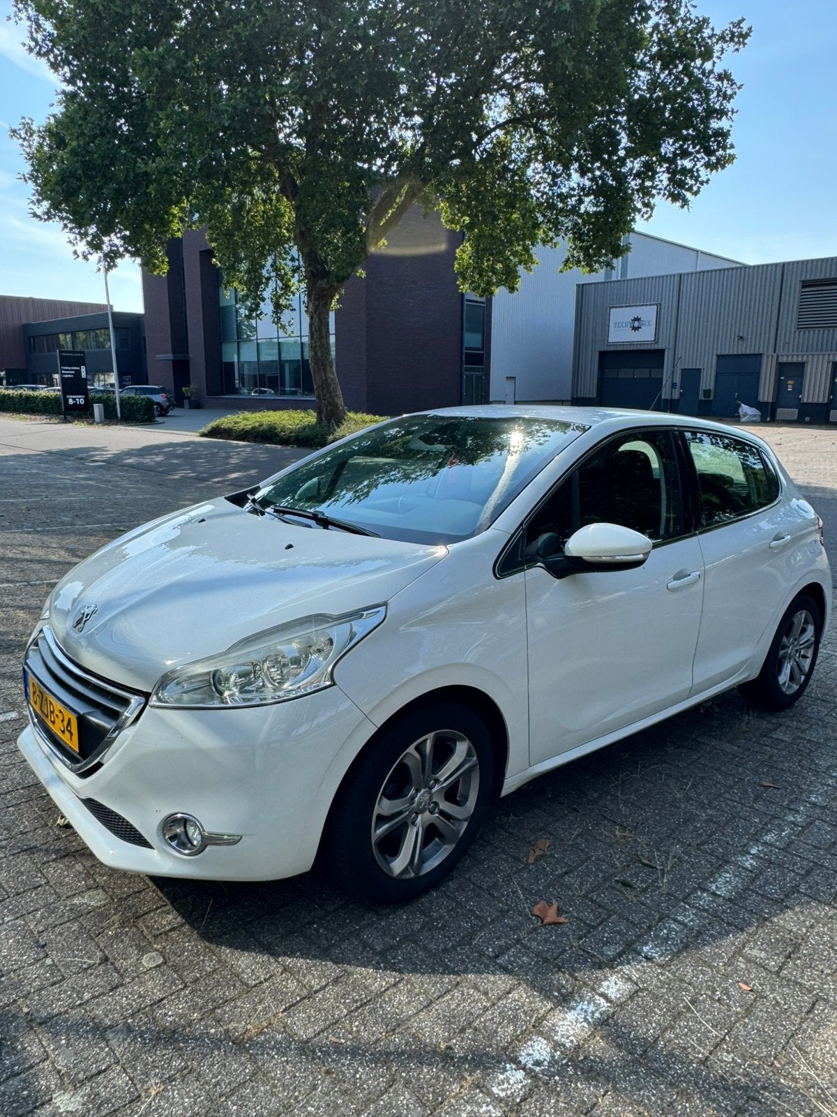 Peugeot 208 1.2 VTI 60KW/82PK 5-D 2015 Wit, Auto's, Voorwielaandrijving, 31 €/maand, 1199 cc, Wit