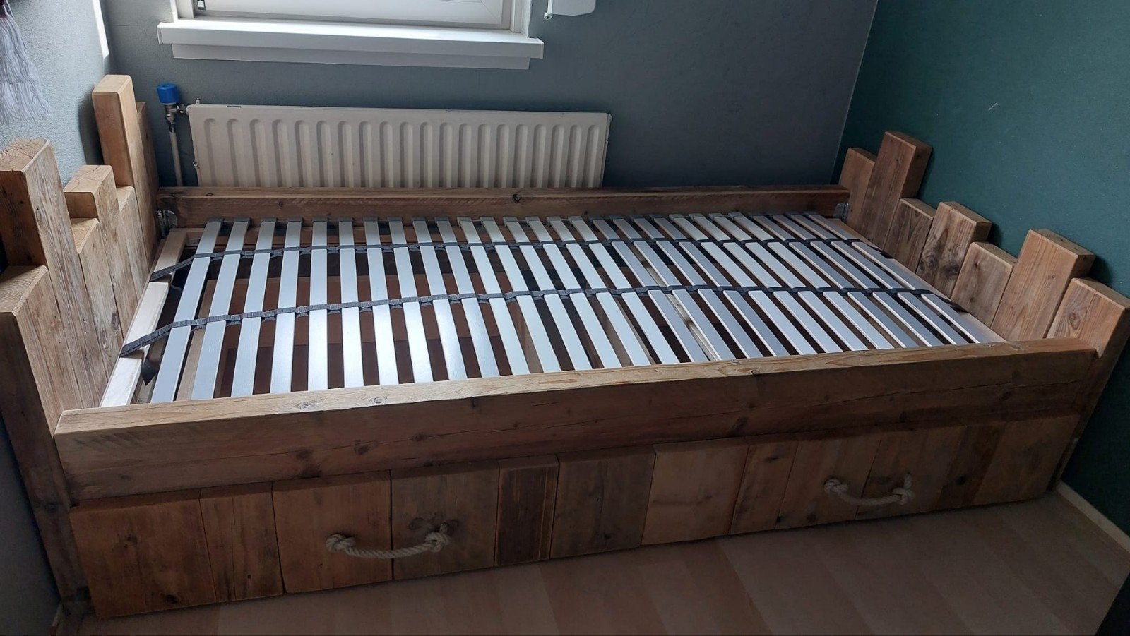 moooi steigerhouten bed met lades, Huis en Inrichting, Slaapkamer | Bedden, Ophalen, 100 cm, Eenpersoons, Bruin