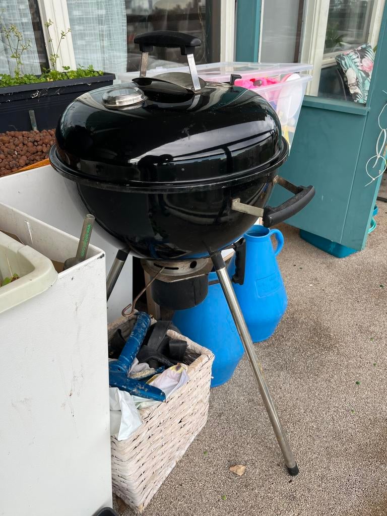 Intratuin Houtskoolbarbecue / Kettle grill met thermometer, Tuin en Terras, Houtskoolbarbecues, Ophalen of Verzenden, Zo goed als nieuw
