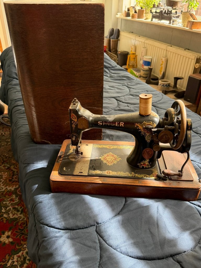 Antieke Singer naaimachine met houten kap, Ophalen
