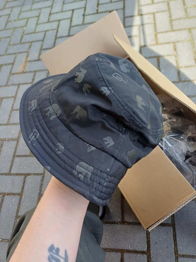45 Nieuwe Hoedjes - Ideaal voor Koningsmarkt - Zonbeschermin, Ophalen of Verzenden, Nieuw, One size fits all, Hoed