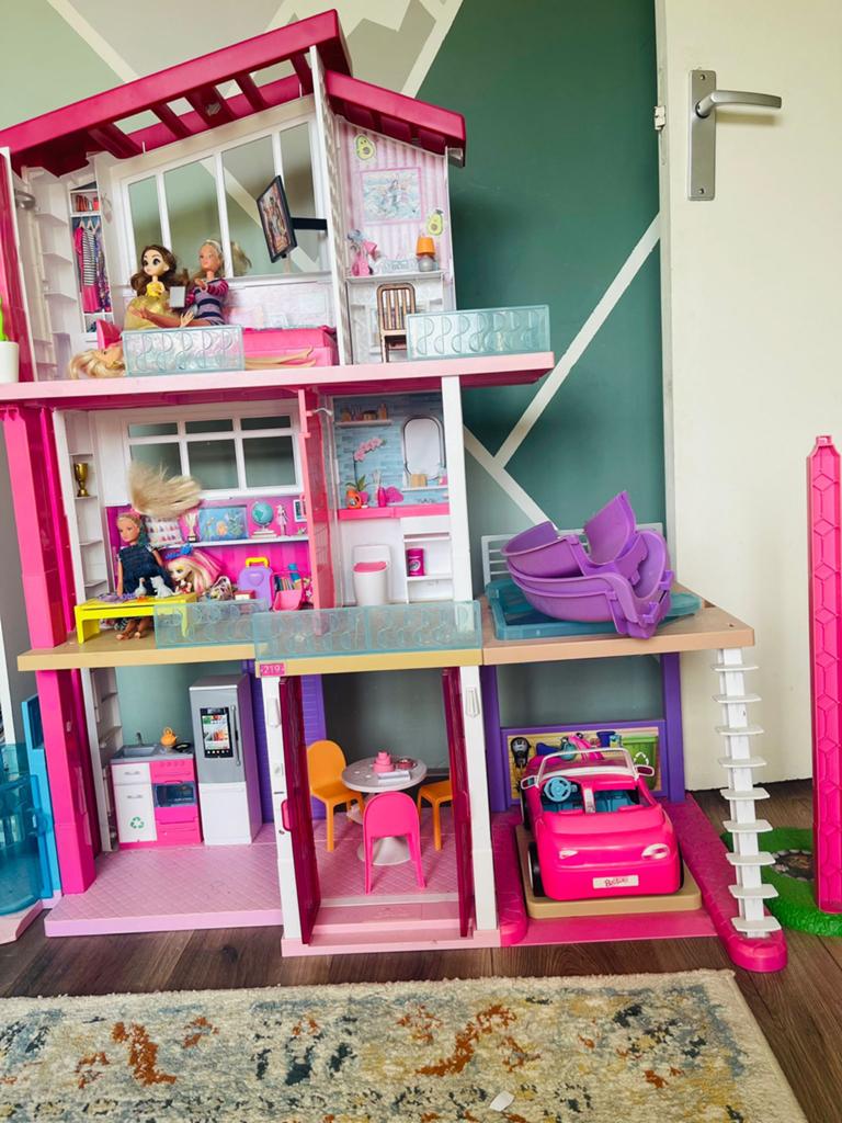 Groot Barbie Droomhuis met accessoires, poppen en auto, Ophalen, Gebruikt, Poppenhuis