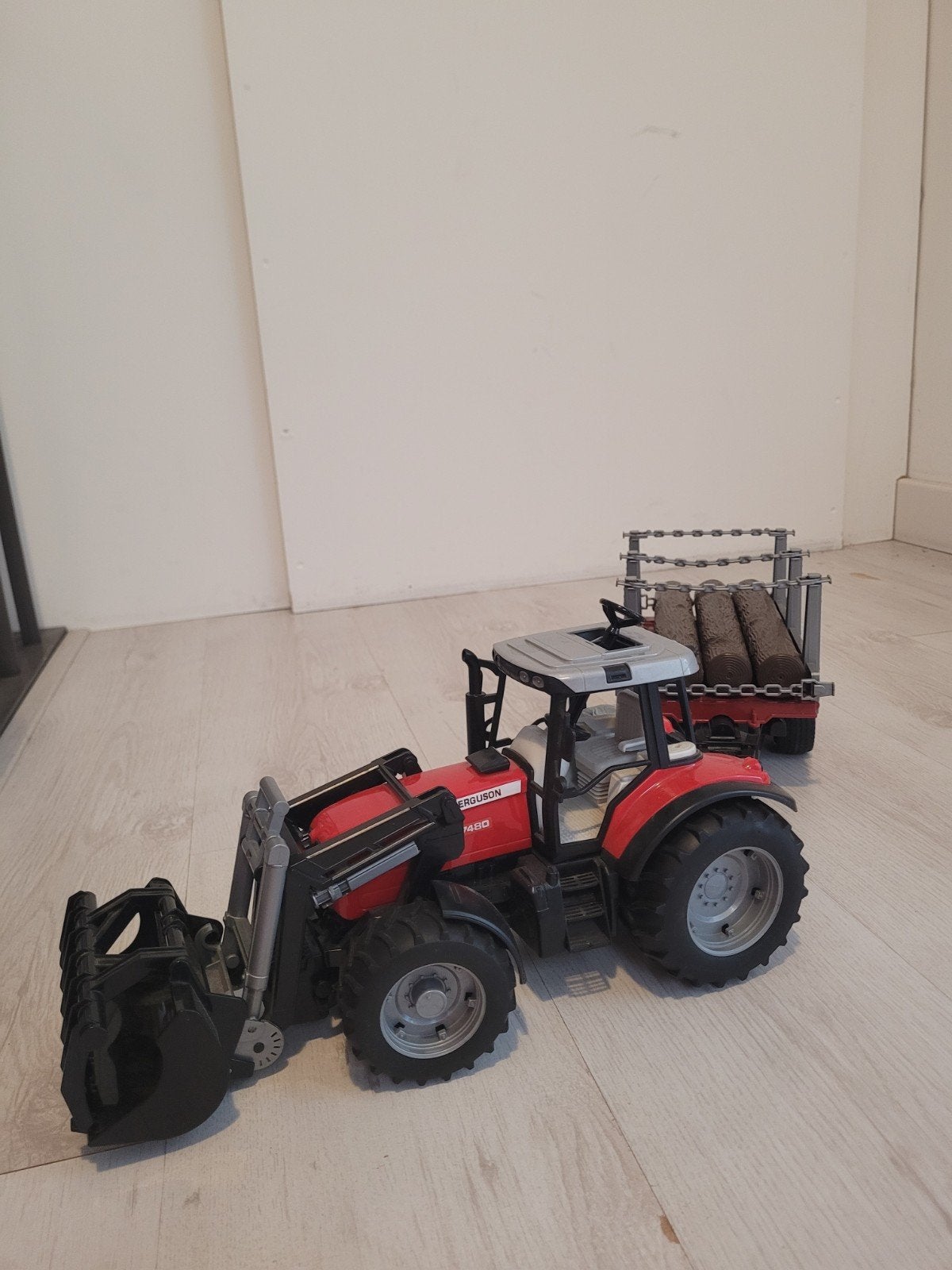 Trekker Massey ferguson met boomstam trailer, Ophalen of Verzenden, Zo goed als nieuw