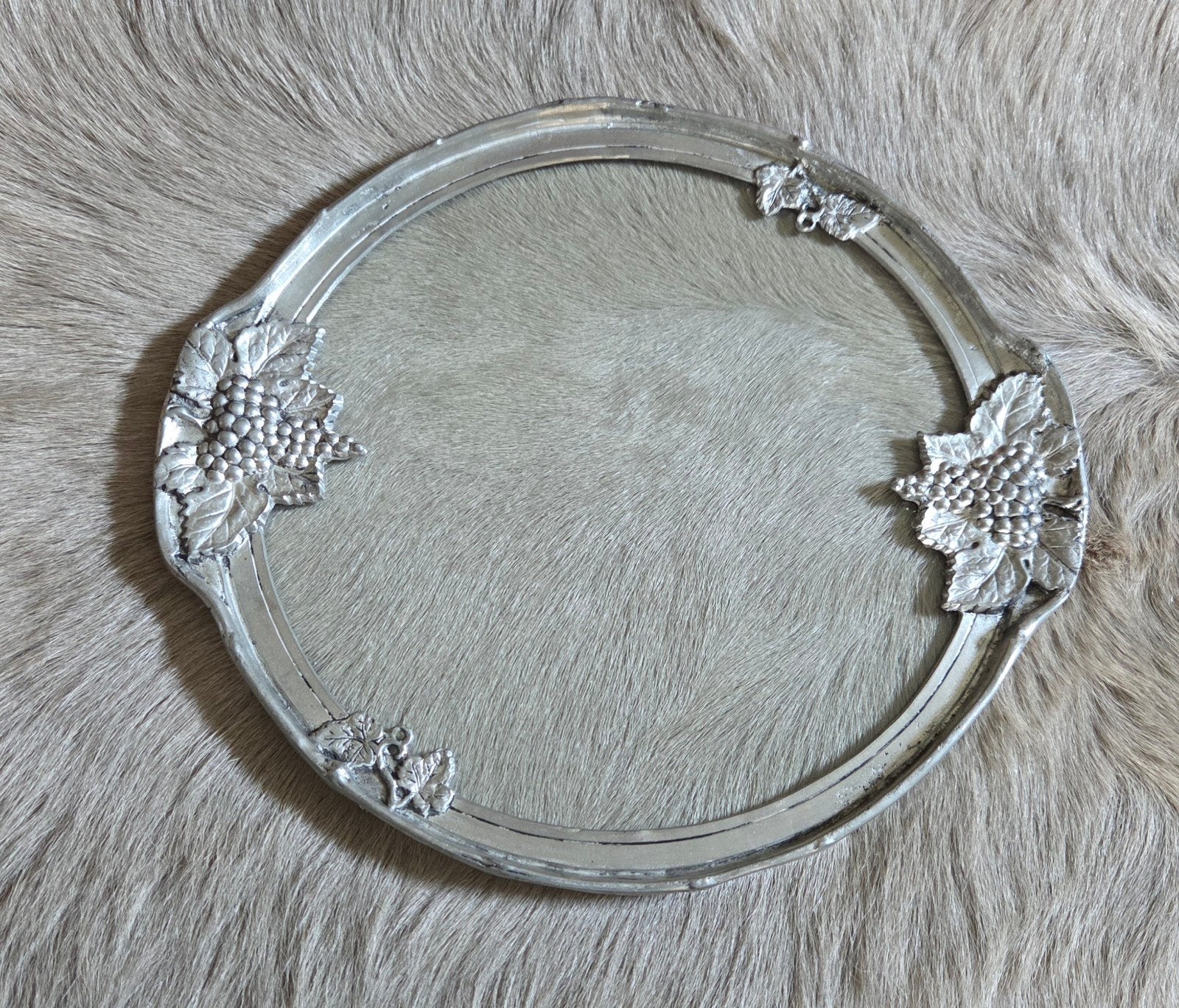 Vintage Kurz Edeltin rond spiegel dienblad – Druifmotief, Antiek en Kunst, Antiek | Tin, Ophalen of Verzenden