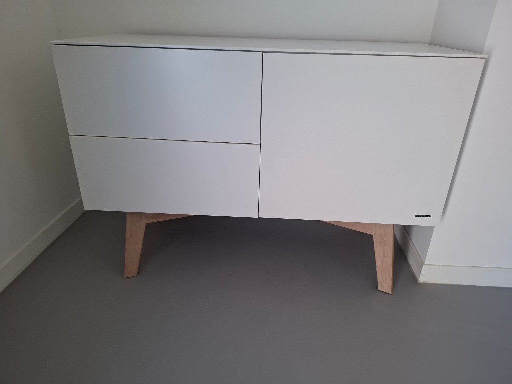 Kidsmill Sixties Commode - Wit met Houten Poten, Kinderen en Baby's, Kinderkamer | Commodes en Kasten, Ophalen, Gebruikt, 50 tot 70 cm