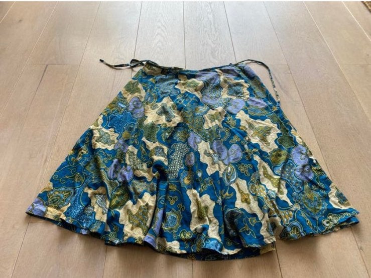 Batik rok one size nieuwstaat wikkelrok, Kleding | Dames, Rokken, Blauw, Maat 42/44 (L), Ophalen of Verzenden, Zo goed als nieuw