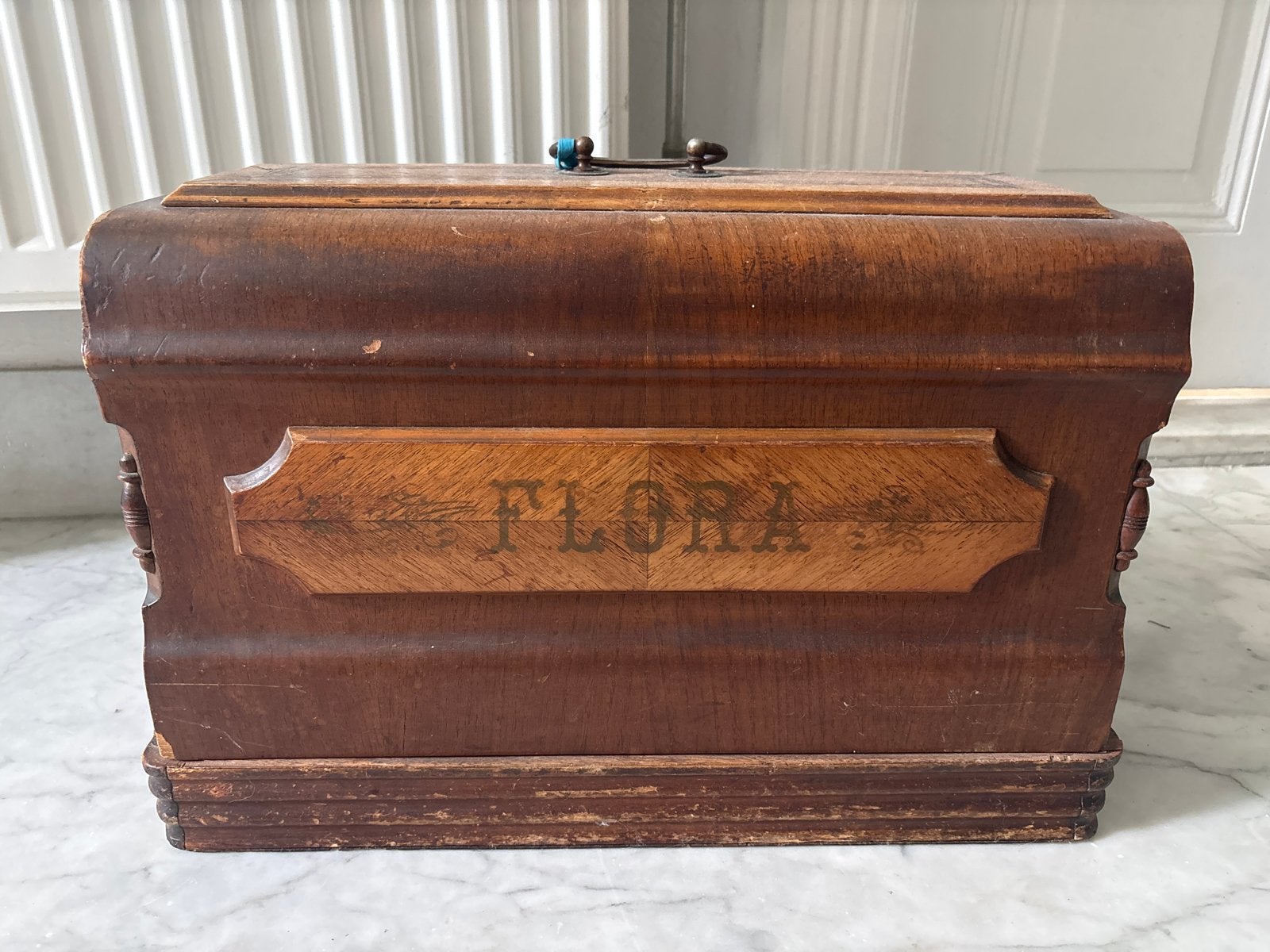 Antieke Flora Naaimachine in Houten Kist, Ophalen of Verzenden