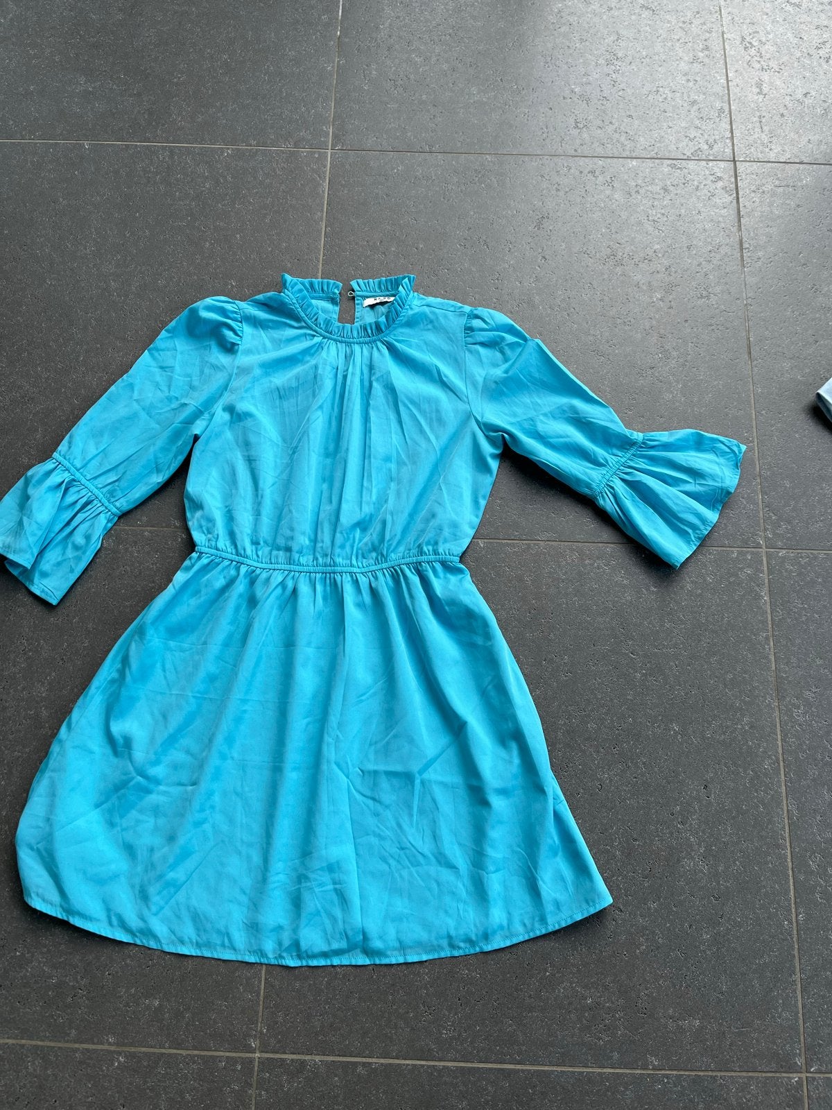 NA-KD turquoise jurk met pofmouwen, Maat 38/40 (M), Blauw, Ophalen of Verzenden, Zo goed als nieuw