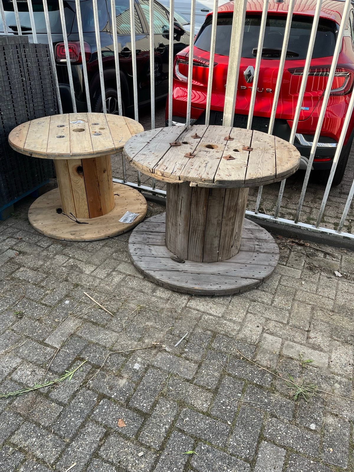 Twee robuuste houten kabelhaspels - ideaal als tafel, Gebruikt, Rond, 75 cm of meer, Hout