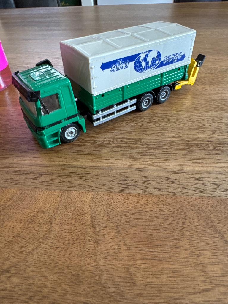Siku Mb actros siku cargo, Hobby en Vrije tijd, Modelauto's | 1:50, Ophalen of Verzenden, Zo goed als nieuw, Bus of Vrachtwagen