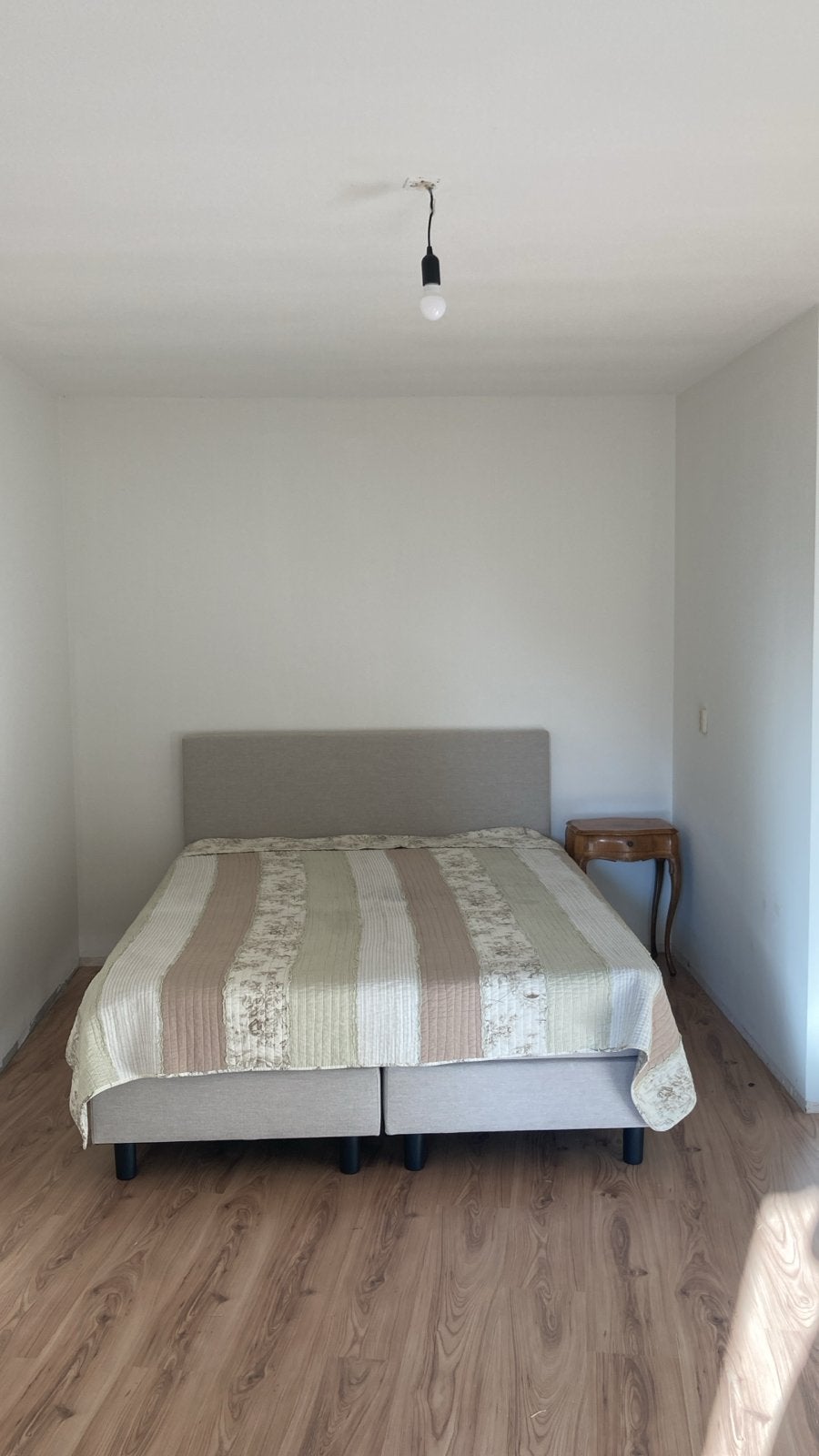Comfortabel tweepersoonsbed met stoffen hoofdbord, Huis en Inrichting, Slaapkamer | Bedden, Ophalen, Gebruikt, Beige, Tweepersoons