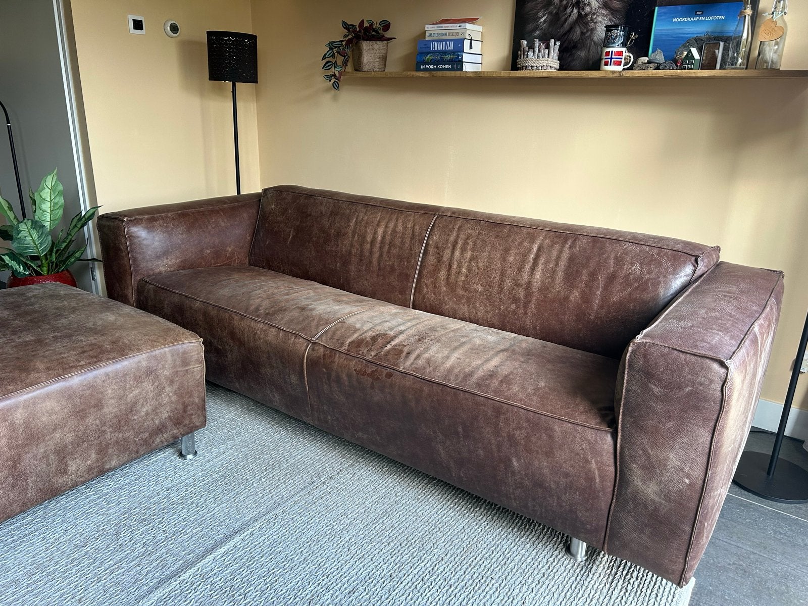 Cognackleurige leder 3-persoons bank met hocker, 250x95cm, Huis en Inrichting, Ophalen, 250 tot 300 cm, Gebruikt, Driepersoons
