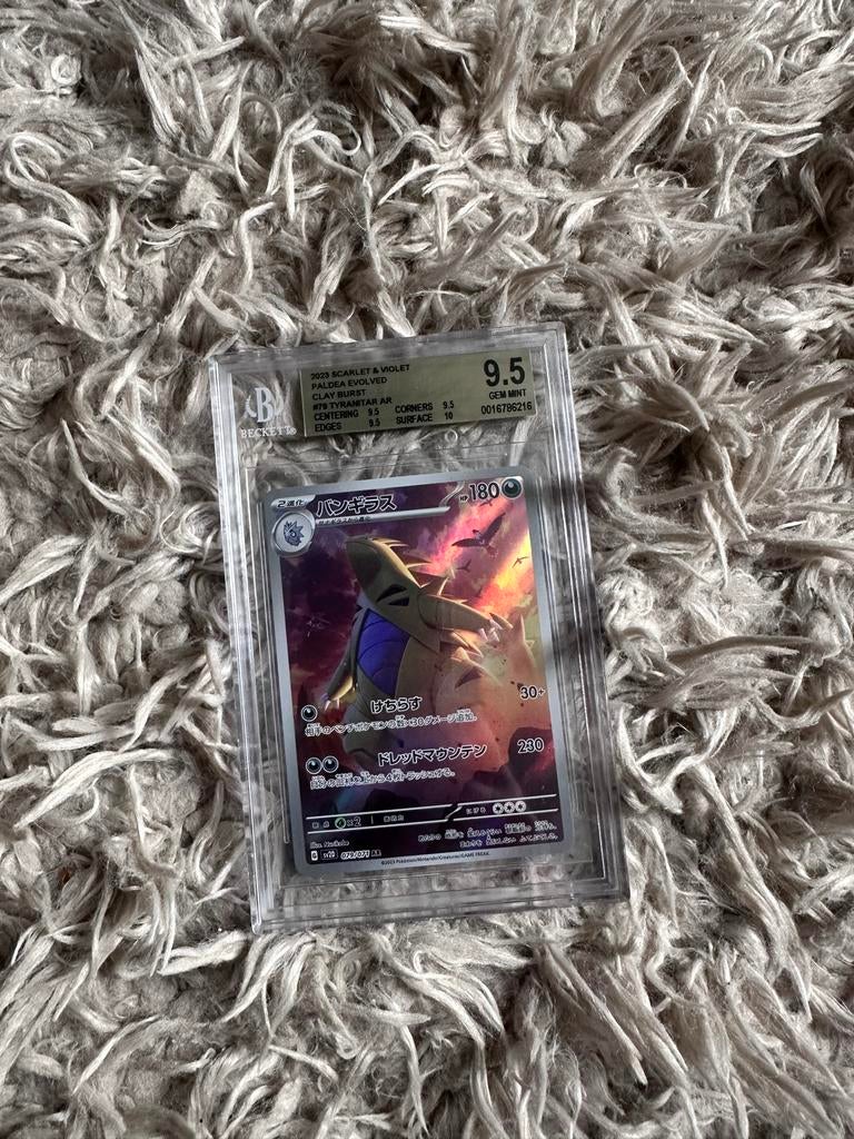 Pokémon Tyranitar Beckett 9.5 - Paldea Evolved Clay Burst, Ophalen of Verzenden, Zo goed als nieuw, Losse kaart