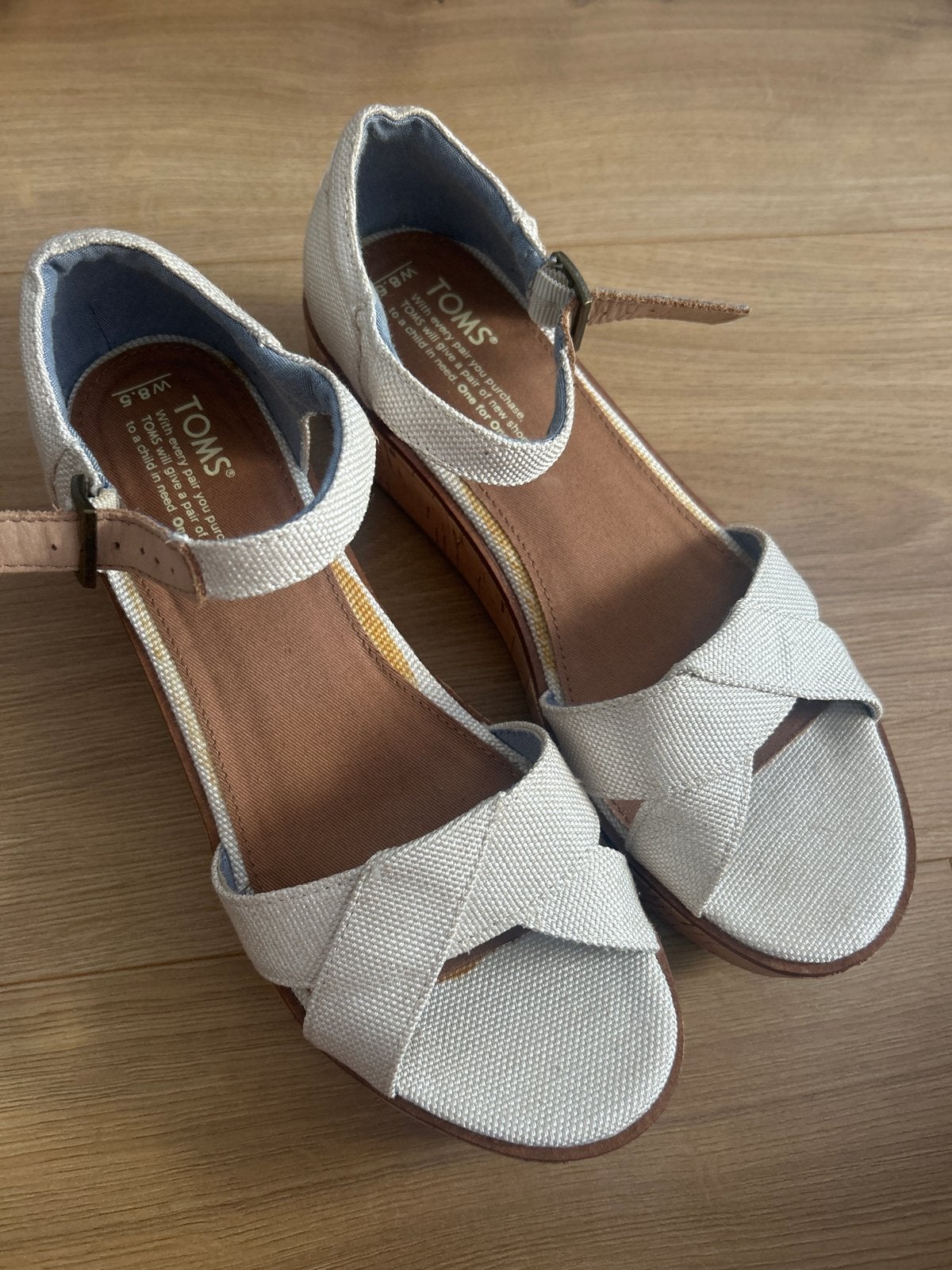 TOMS sandalen met sleehak, maat 39.5, Ophalen of Verzenden, Zo goed als nieuw, Beige, Sandalen of Muiltjes