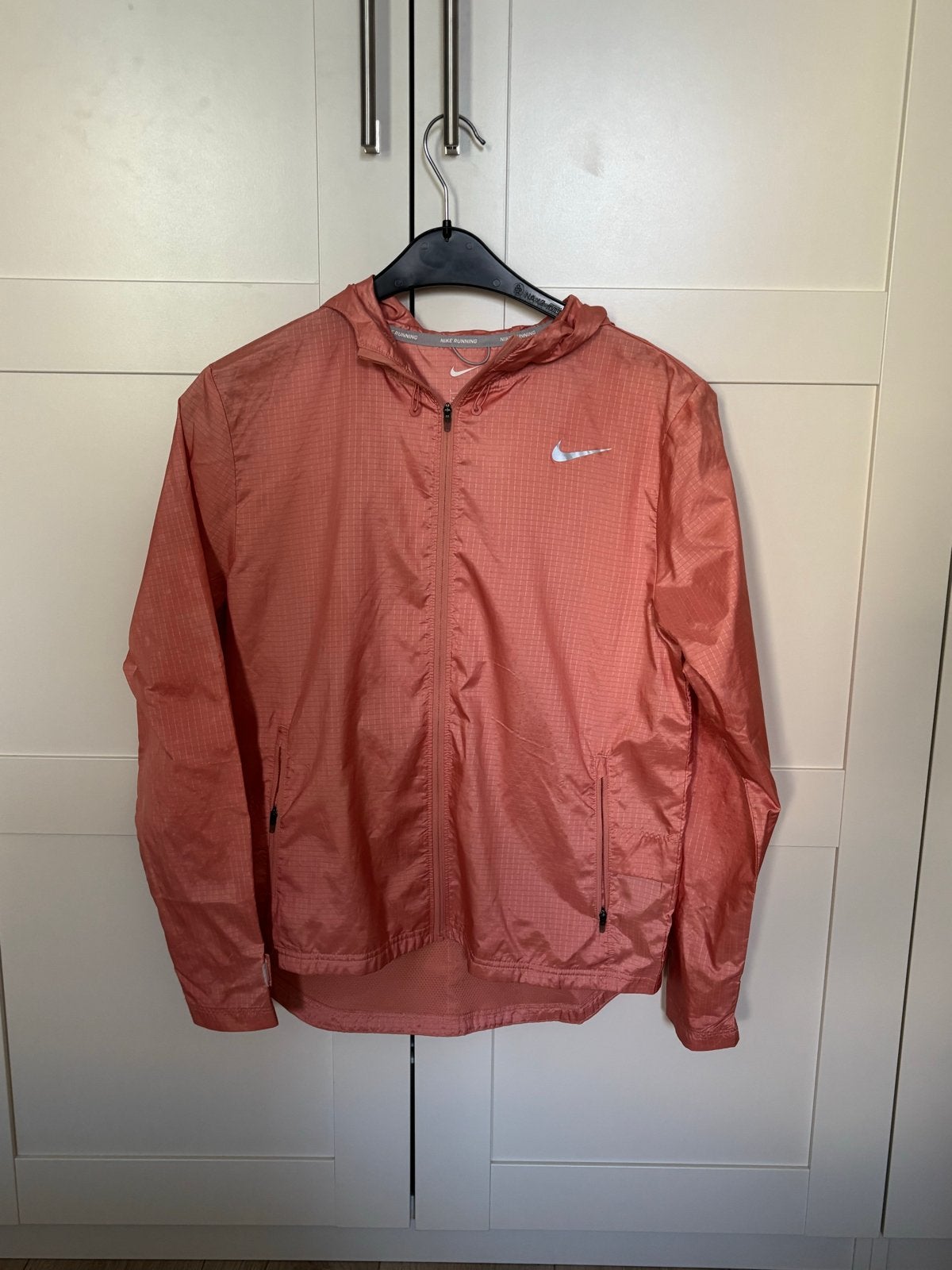 Nike Essential Hardloopjack Dames - mt S (Koraal/Oranje), Verzenden, Nieuw, Oranje, Hardlopen of Fietsen