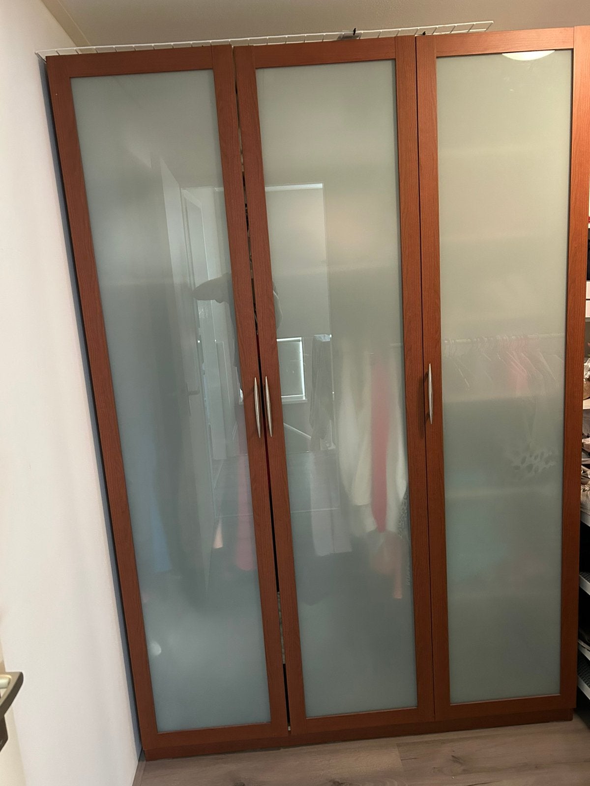 Te koop hang legkast,kersen kleur met melkglazen deuren, Huis en Inrichting, Ophalen, Gebruikt, 100 tot 150 cm, 200 cm of meer