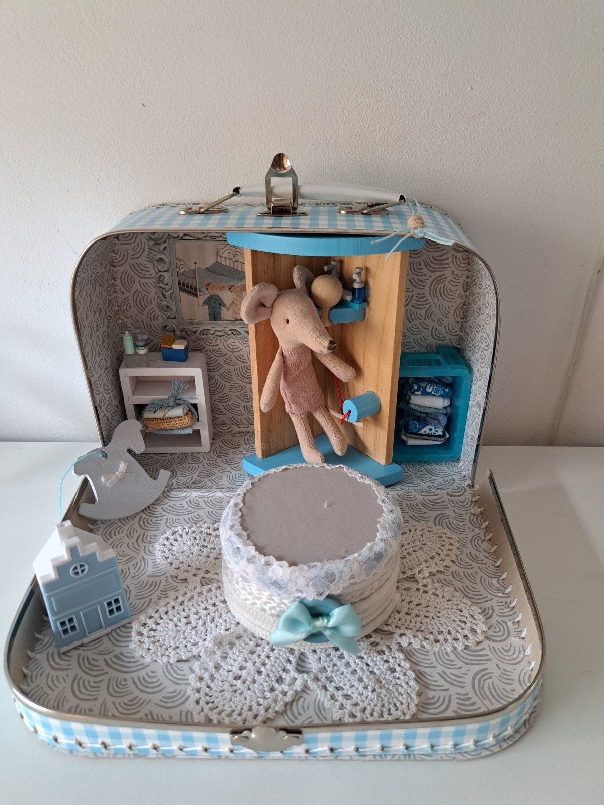 Koffertje licht blauw met badkamer exclusief muis, Ophalen of Verzenden, Zo goed als nieuw, Poppenhuis
