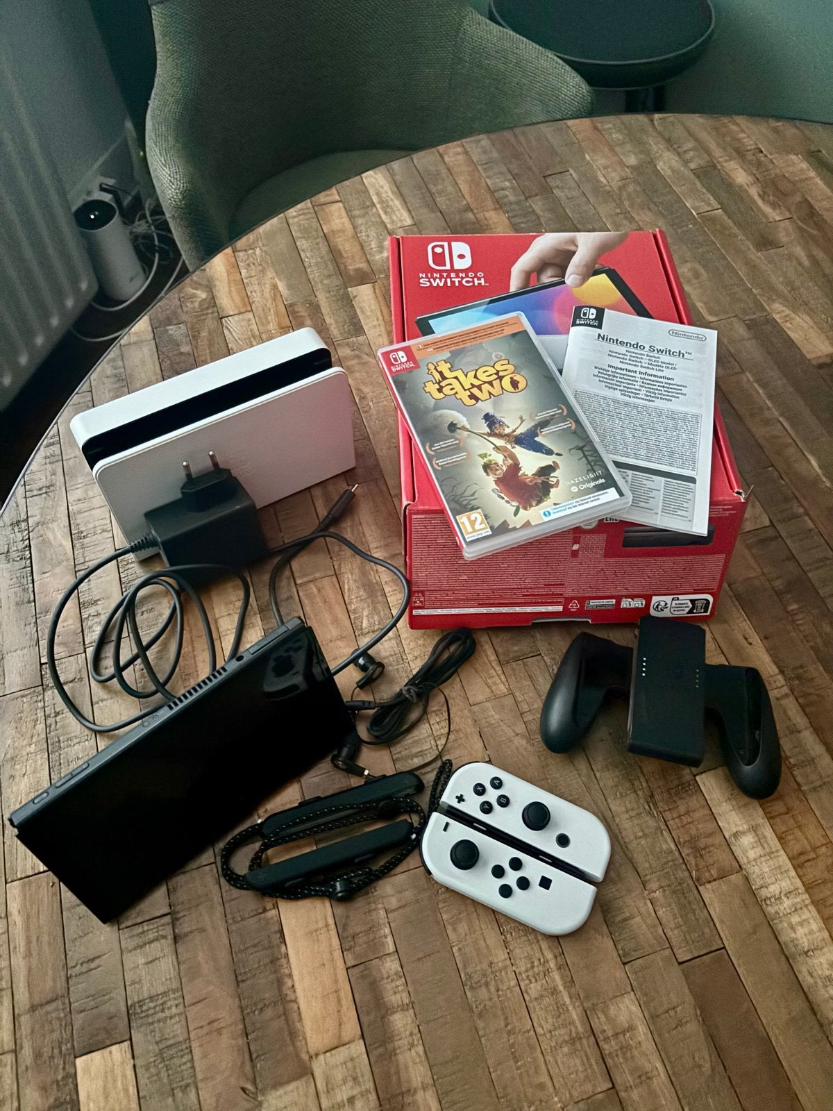 Nintendo Switch OLED met It Takes Two - Zo goed als nieuw, Spelcomputers en Games, Met games, Met 2 controllers, Zo goed als nieuw