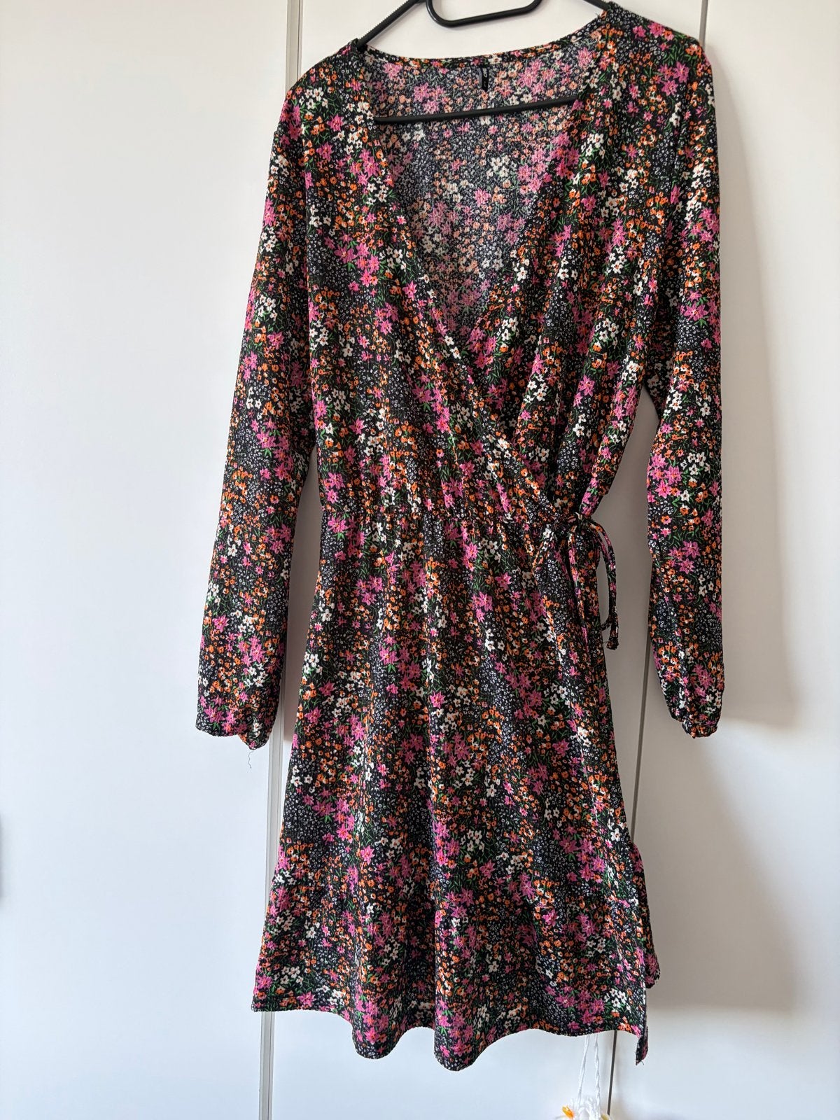ONLY Bloemenjurk Maat L - Zwart met Roze/Oranje Bloemen, Zwart, Maat 42/44 (L), Ophalen of Verzenden, Zo goed als nieuw