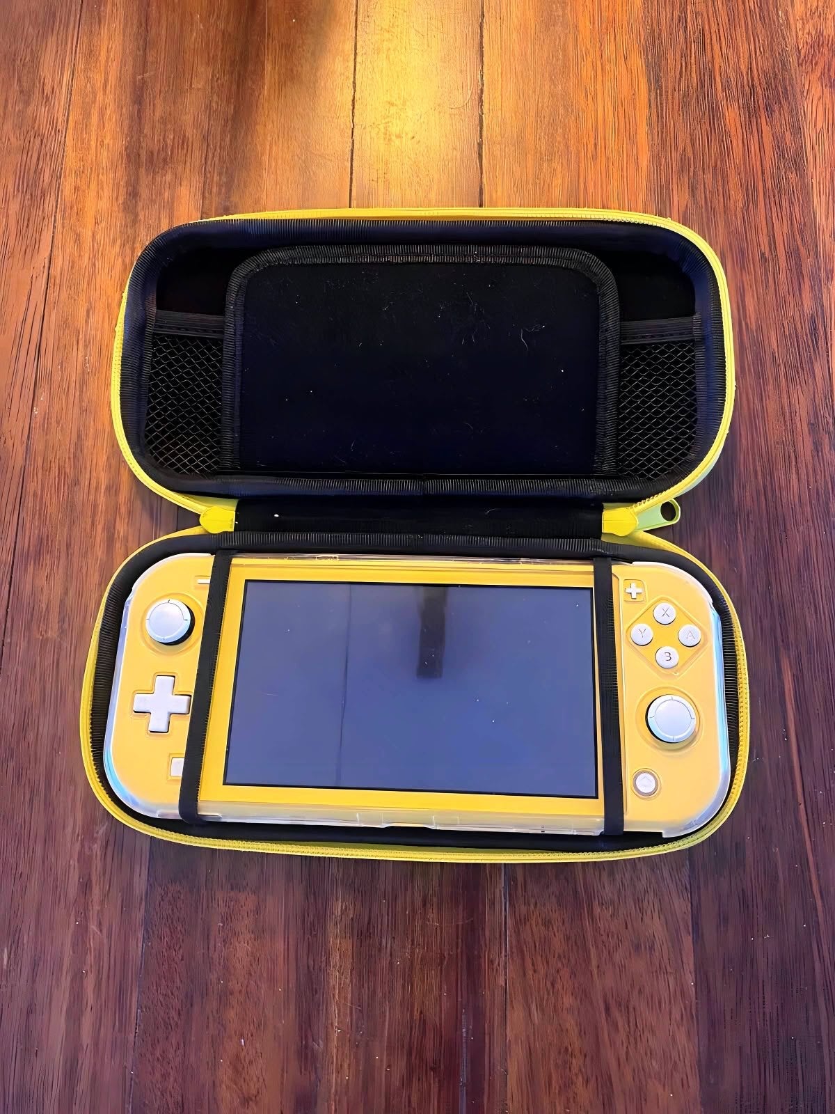 Gele Nintendo Switch Lite met 3 games en hoesje screenprotec, Met games, Ophalen of Verzenden, Zo goed als nieuw, Zonder controller