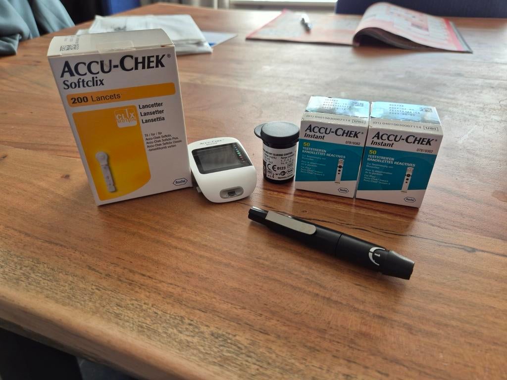 Accu-Chek Instant bloedsuiker meetset met veel toebehoren, Ophalen, Zo goed als nieuw, Overige typen