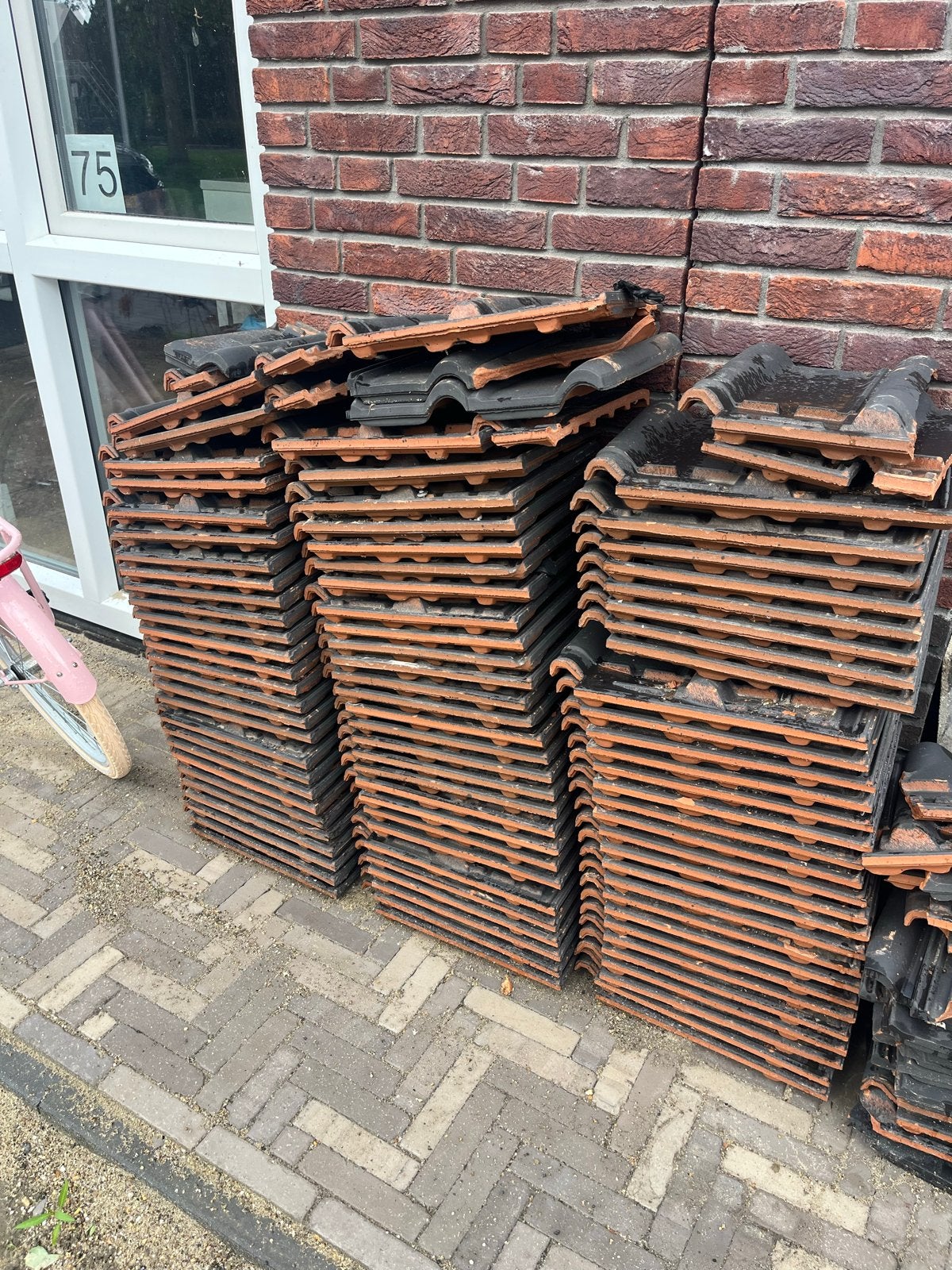 85 stuks dakpannen, Gebruikt, Steen of Klei, Zwart, Dakpannen