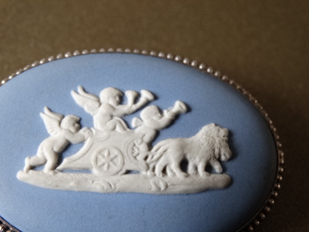 Wedgwood lichtblauwe camee broche in zilveren parelrand, 4 tot 7 cm, Gebruikt, Verzenden, Zilver