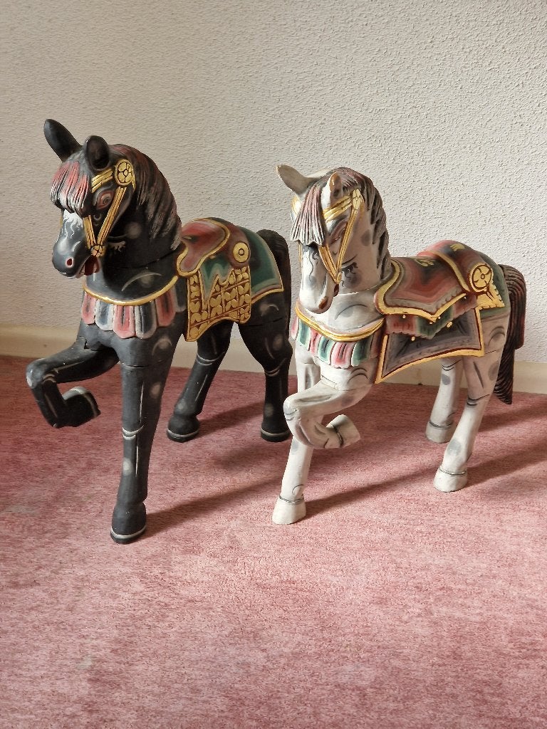 Twee decoratieve houten paarden Balinees houtsnijwerk, Antiek en Kunst, Ophalen, Overige onderwerpen, Houtsnijwerk, 50 - 100 cm