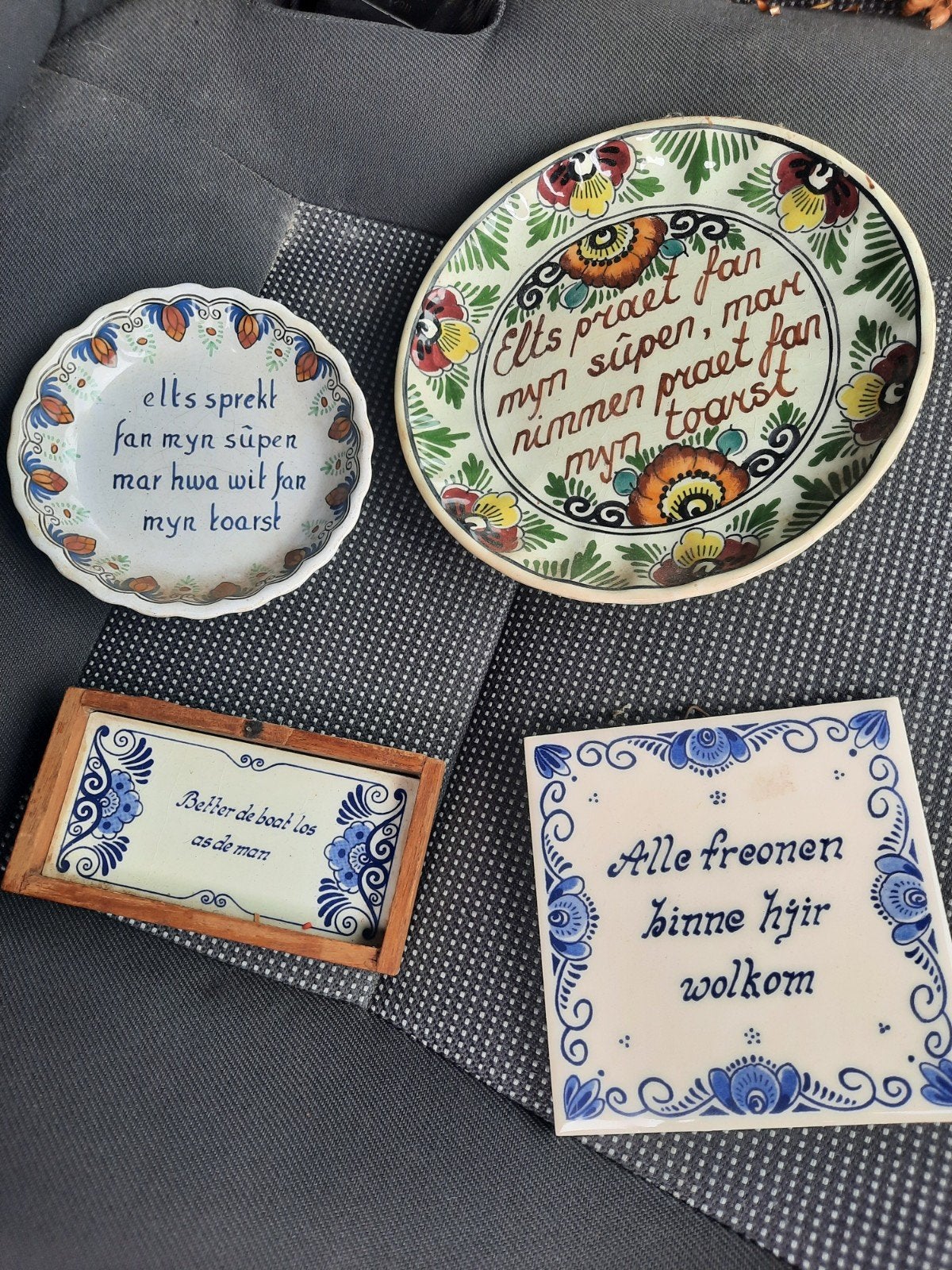 Delfts Blauw Tegeltje en Schotels met Friese Spreuken, Ophalen of Verzenden