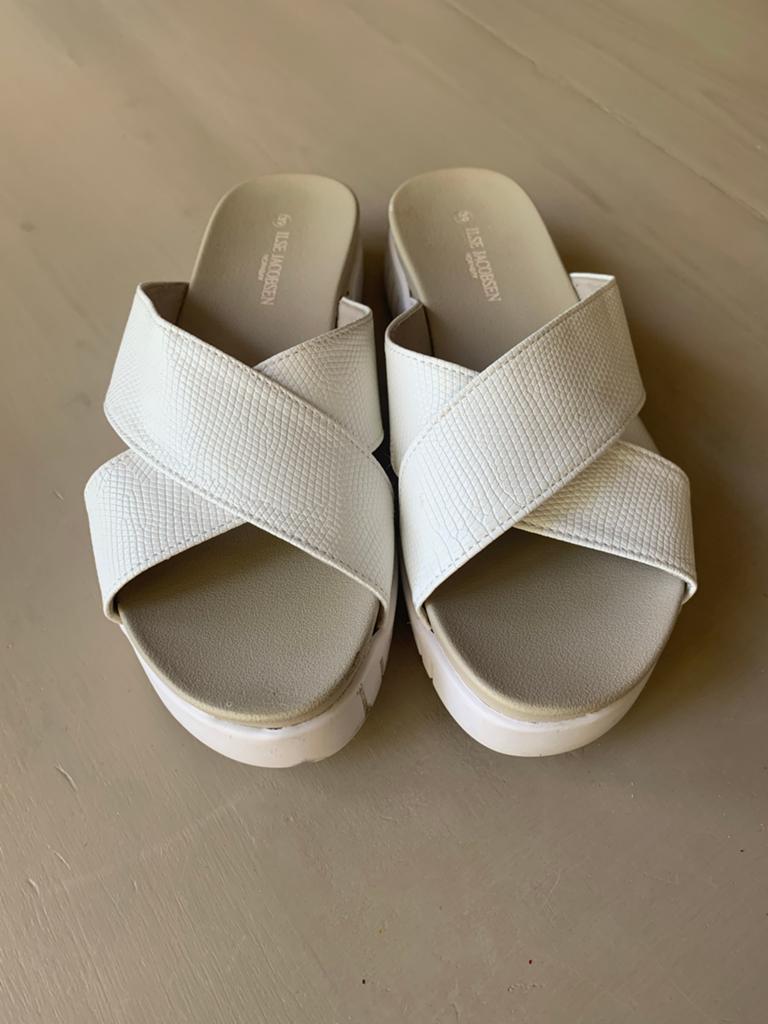 Witte slippers met gekruiste banden - Ilse Jacobsen, maat 39, Slippers, Wit, Ophalen of Verzenden, Zo goed als nieuw