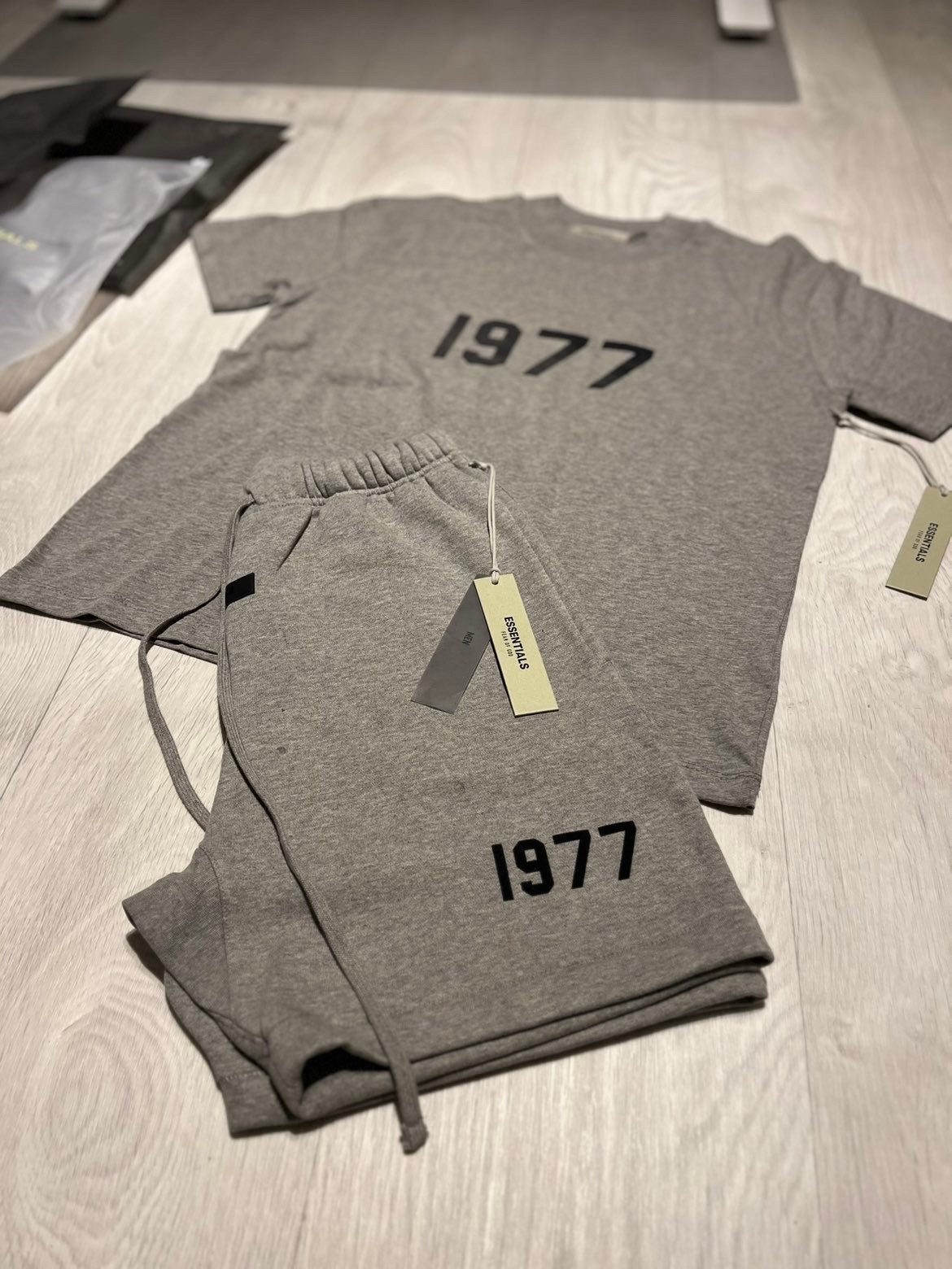 Essentials 1977 Set - T-shirt & Broekje - meer maten, Ophalen of Verzenden, Zo goed als nieuw, Maat 46 (S) of kleiner, Grijs