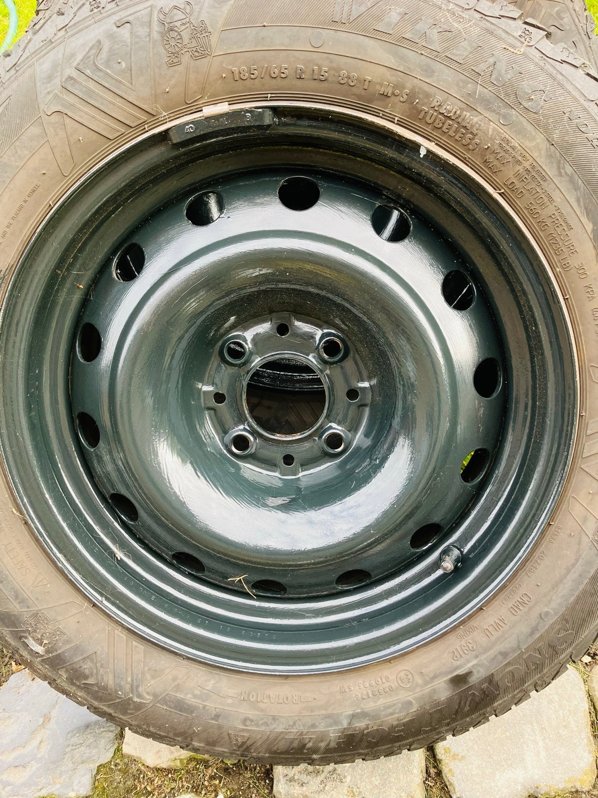 Winterbanden met velgen en wieldoppen - 185/65 R15, Ophalen, Gebruikt, 15 inch, Banden en Velgen